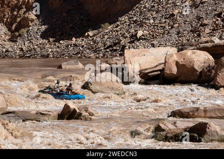 Rafting lungo il Big Drop n. 3 (noto anche come Satan's Gut) sul fiume Colorado a Cataract Canyon, Utah. Foto Stock