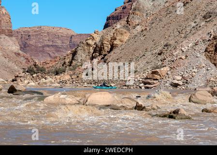 Rafting lungo il Big Drop n. 3 (noto anche come Satan's Gut) sul fiume Colorado a Cataract Canyon, Utah. Foto Stock