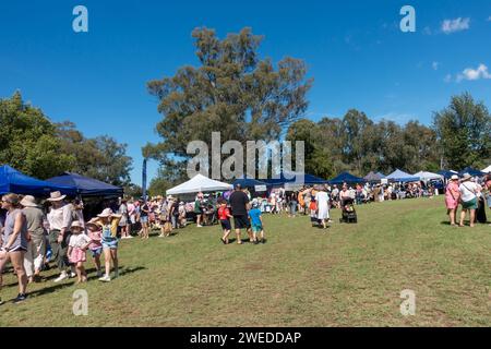 Folla al Currabubula Boutique Markets dicembre 2023, rurale NSW Australia. Foto Stock