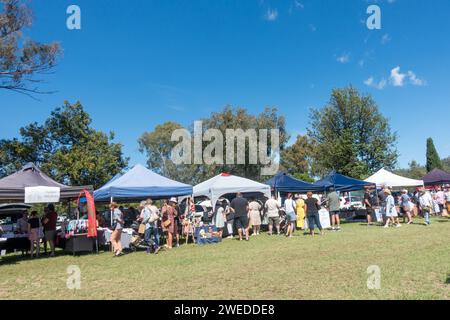 Folla al Currabubula Boutique Markets dicembre 2023, rurale NSW Australia. Foto Stock