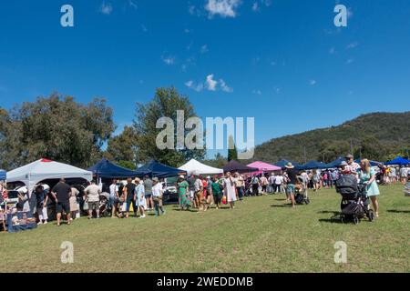 Folla al Currabubula Boutique Markets dicembre 2023, rurale NSW Australia. Foto Stock