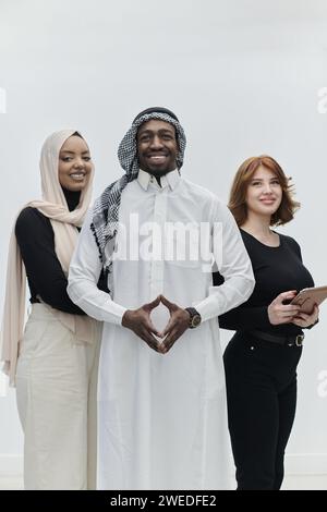Un uomo d'affari arabo si affianca con fiducia a due donne d'affari, rappresentando un team pronto e diversificato che incarna ambizione, innovazione e Foto Stock