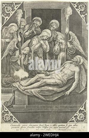 Istituzioni di Cristo, Adriaen Collaert, dopo Jan van der Straet, 1570 - 1618 stampa Maria e altri concesse il corpo morto di Cristo, che giace su una tomba. Due angeli con le candele inginocchiate davanti al corpo. La stampa ha una didascalia latina. Carta di Anversa che incide il lutto sul Cristo morto. Cristo lamentato dagli angeli Foto Stock