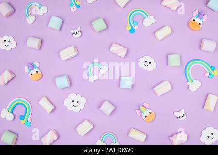 sfondo kawaii viola pastello con simpatici cartoni animati, unicorni, arcobaleni Foto Stock