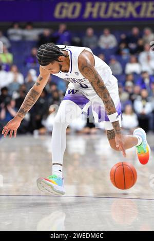 Seattle, Washington, USA. 24 gennaio 2024. I Washington Huskies proteggono Koren Johnson (0) durante la partita di pallacanestro NCAA tra i Colorado Buffaloes e i Washington Huskies all'HEC ed Pavilion di Seattle, WA. Colorado sconfisse Washington 98-81. Steve Faber/CSM/Alamy Live News Foto Stock