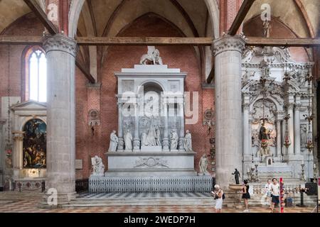 Altare con presentazione di Gesù al Tempio di Giuseppe porta chiamato Salviatti del XVI secolo, Tomba di Tiziano del XIX secolo di Luigi, Pietro A. Foto Stock