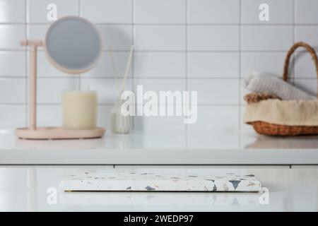 Scena per pubblicizzare e marcare prodotti cosmetici con concetto di bagno - podio vuoto in marmo per posizionare il vostro design, specchio, articoli da toeletta su bamboo Foto Stock