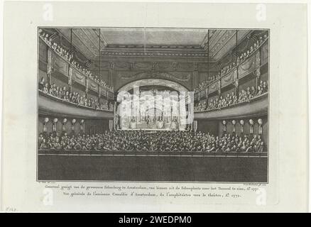 Interno dello Schouwburg ad Amsterdam, Nicolaas van Frankendaal, dopo gli scritti di Willem, stampa del 1774 Vista della scena dell'Amsterdam Schouwburg ad Amsterdam. La sala è piena di spettatori, sul palco viene eseguita una commedia teatrale. A margine vi è una regola di testo in olandese, tradotta in francese nella seconda riga. teatro di incisione della carta, spettacolo teatrale Foto Stock