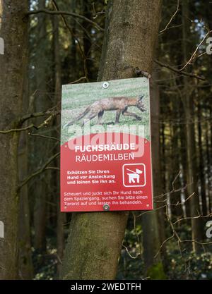 Segno di avvertimento tedesco per cane con mange demodectica generalizzata, alopecia generalizzata da Fox in the Forest. Foto Stock