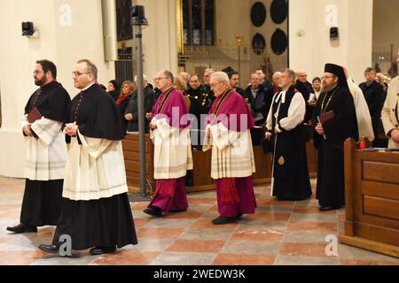 Geistliche Muenchen 24.01.2024 Liebfrauendom Oekumenische Feier zur Gebetswoche fuer die Einheit der Christen Muenchen *** spirituale Monaco di Baviera 24 01 2024 Liebfrauendom celebrazione ecumenica per la settimana di preghiera per l'unità dei cristiani Monaco di Baviera Foto Stock