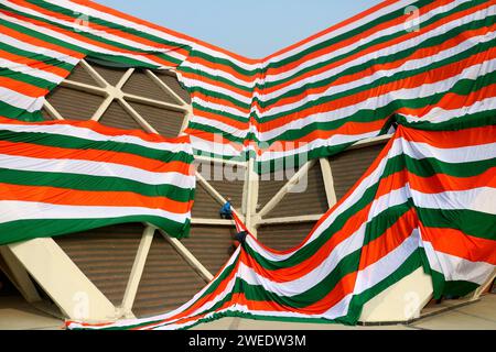 Non esclusiva: 23 gennaio 2024, Srinagar Kashmir, India : i dipendenti governativi ricoprono la periferia di un edificio dello stadio al coperto con un gigantesco indiano Foto Stock