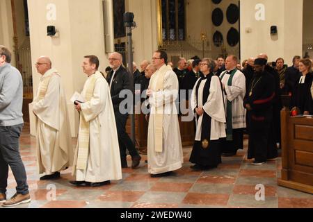 Geistliche Muenchen 24.01.2024 Liebfrauendom Oekumenische Feier zur Gebetswoche fuer die Einheit der Christen Muenchen *** spirituale Monaco di Baviera 24 01 2024 Liebfrauendom celebrazione ecumenica per la settimana di preghiera per l'unità dei cristiani Monaco di Baviera Foto Stock