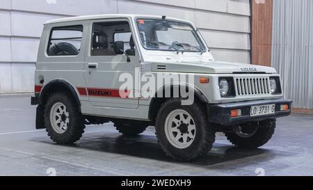 Bilbao, Spagna-11 novembre 2023: Suzuki SJ410 Santana (seconda generazione di Suzuki Jimny) nel parcheggio coperto. ALIAS Caribian, Katana, Potohar, Samurai, S Foto Stock