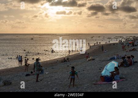 La spiaggia della laguna di Saint-Pierre, isola di Réunion, al tramonto. Turisti, famiglie e persone che godono della vista panoramica. E' una destinazione di viaggio popolare Foto Stock