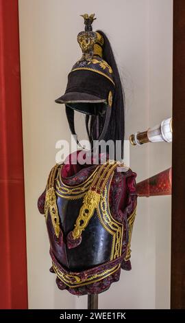 Arnaud BEINAT/Maxppp 2024/01/17, Parigi, Francia. Musée de la Légion d'honneur et des ordres de chevalerie. Casque et cuirasse portés par Napoléon Premier durant les manœuvre de Tilsit en 1807. ITALIANO: Museo della Legione d'Onore e degli ordini di cavalleria. Cuirass e casco di Napoléon il primo. Credito: MAXPPP/Alamy Live News Foto Stock