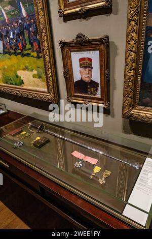 Arnaud BEINAT/Maxppp 2024/01/17, Parigi, Francia. Musée de la Légion d'honneur et des ordres de chevalerie. Épée et portrait du maréchal Joffre. ITALIANO: Museo della Legione d'Onore e degli ordini di cavalleria. Spada e ritratto del Marshall Joffre francese della prima guerra mondiale. Credito: MAXPPP/Alamy Live News Foto Stock
