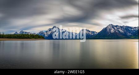 Panorama del lago Jackson con Teton Range sullo sfondo nel Wyoming, Stati Uniti Foto Stock