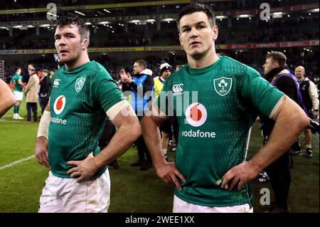 Foto del file datata 02-02-2019 di Peter o'Mahony (a sinistra) e Johnny Sexton. Il capitano o'Mahony ha esortato la squadra a imparare dall'uscita della Coppa del mondo per mano degli All Blacks. Data di emissione: Giovedì 25 gennaio 2024. Foto Stock