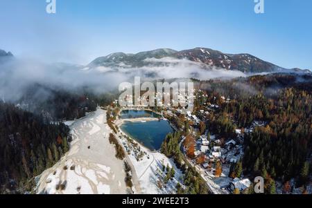 Vista aerea dell'idilliaco villaggio sul lago Jasna vicino a Kranjska gora in Slovenia in una fredda giornata autunnale Foto Stock