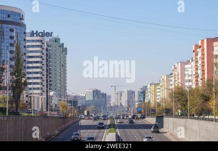 Almaty, Kazakistan - 17 agosto 2023: Autostrada a più corsie nel centro della città. Foto Stock