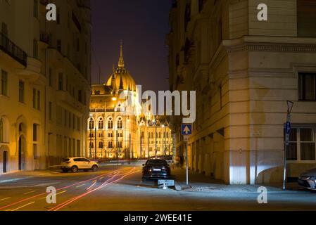 Vista notturna di Budapest Street con Parlamento ungherese Foto Stock