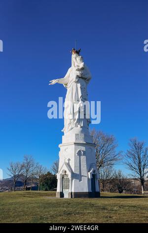 La Vergine di Monton, una statua di una Vergine con bambino situata in Francia a Veyre-Monton, nel dipartimento di Puy-de-Dome Foto Stock