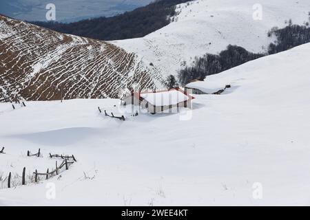 Un'escursione sulle cime innevate delle montagne georgiane nella riserva naturale dell'Ilto Foto Stock