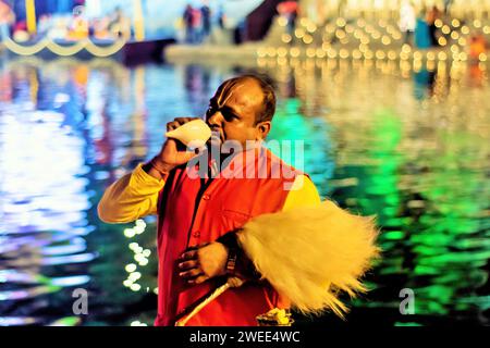 Priest Blowing conch shell, Banganga Festival, Dev Diwali Festival, Walkeshwar, Mumbai, Maharashtra, India, Asia Foto Stock