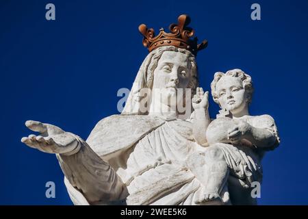 La Vergine di Monton, una statua di una Vergine con bambino situata in Francia a Veyre-Monton, nel dipartimento di Puy-de-Dome Foto Stock