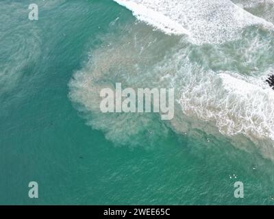Vista aerea delle onde oceaniche, catturate dalla prospettiva di un uccello Foto Stock