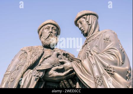 Kolomna, Russia, 22 febbraio 2023: Monumento a Pietro e Fevronia con una famiglia di tartarughe nelle loro mani, regione di Mosca, la Chiesa dei più Foto Stock