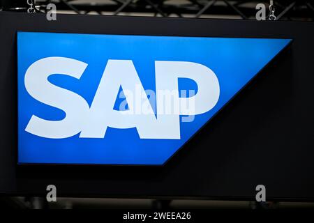 DAS Logo des software-Unternehmens SAP zu sehen auf der Messe Hannover. Die SAP se mit Sitz im baden-württembergischen Walldorf ist ein börsennotierter Softwarekonzern. Um sich künftig stärker auf KI zu konzentrieren, Will sich der Konzern umbauen und weltweit 8000 Stellen streichen - bereits vor einem Jahr hatte SAP etwa 3000 Jobs gestrichen. Themenbild, Symbolbild Hannover, 19.04.2023 Niedersachsen Deutschland *** il logo della società di software SAP in mostra alla fiera di Hannover SAP se, con sede a Walldorf, Baden-Württemberg, è un gruppo di software quotato per concentrarsi maggiormente sul settore Foto Stock