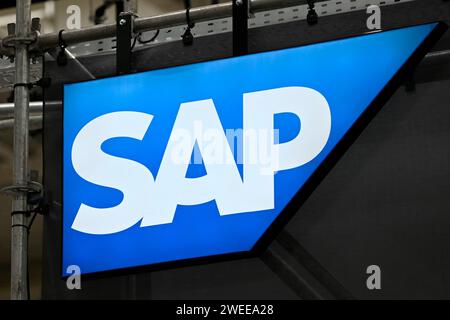 DAS Logo des software-Unternehmens SAP zu sehen auf der Messe Hannover. Die SAP se mit Sitz im baden-württembergischen Walldorf ist ein börsennotierter Softwarekonzern. Um sich künftig stärker auf KI zu konzentrieren, Will sich der Konzern umbauen und weltweit 8000 Stellen streichen - bereits vor einem Jahr hatte SAP etwa 3000 Jobs gestrichen. Themenbild, Symbolbild Hannover, 19.04.2023 Niedersachsen Deutschland *** il logo della società di software SAP in mostra alla fiera di Hannover SAP se, con sede a Walldorf, Baden-Württemberg, è un gruppo di software quotato per concentrarsi maggiormente sul settore Foto Stock