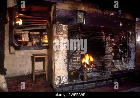 I tre Horseshoes, Elstead, Sussex. Pub del villaggio vecchio stile. Camino aperto con cornice in pietra. pavimento piastrelle. 1990s 1991 Regno Unito Inghilterra HOMER SYKES Foto Stock