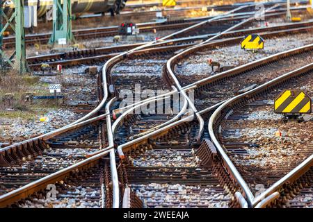 Streik der Lokführergewerkschaft GDL - Situation am Hauptbahnhof Nürnberg Leere Gleise, Weichen und wie hier Schienenkreuzungen heute im Nürnberger Hauptbahnhof. Nürnberg Bayern Deutschland *** situazione di sciopero dei macchinisti della GDL presso la stazione centrale di Norimberga binari vuoti, punti e, come qui, attraversamenti ferroviari oggi presso la stazione centrale di Norimberga, Baviera, Germania 20240125-6V2A9888-Bearbeitet-Bearbeitet Foto Stock