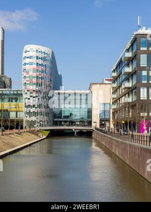 Centro commerciale Hoog Catharijne che collega il canale Stadsbuitengracht nella città di Utrecht, Paesi Bassi, Europa. Foto Stock