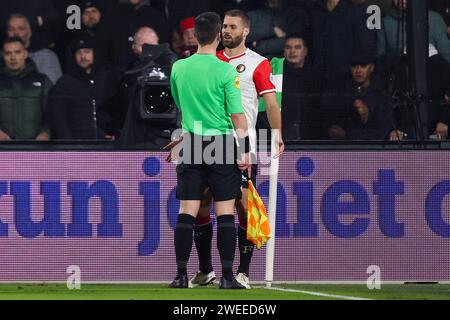 ROTTERDAM, PAESI BASSI - 24 GENNAIO: Assistente arbitro Rens Bluemink e Bart Nieuwkoop (Feyenoord Rotterdam) durante la partita Eredivisie del SC Feyeno Foto Stock