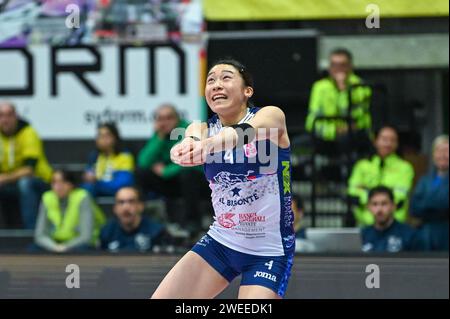 Treviso, Italia. 24 gennaio 2024. Bagher di Mayu Ishikawa ( Bisonte Firenze ) durante Prosecco Doc Imoco Conegliano vs il Bisonte Firenze, partita di Coppa Italia femminile di pallavolo a Treviso, Italia, 24 gennaio 2024 crediti: Agenzia fotografica indipendente/Alamy Live News Foto Stock