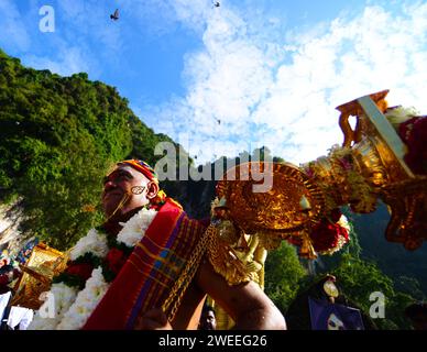 KUALA LUMPUR 25/01/2024. Thaipusam o Thaipoosam è un festival indù Tamil celebrato il primo giorno di luna piena del mese Tamil della Thailandia in coincidenza con la stella Pusam. Il festival è celebrato per commemorare la vittoria del dio indù Murugan sul demone Surapadman usando un palo, una lancia divina concessa da Parvati. Il festival include pratiche ritualistiche di Kavadi Aattam, un atto cerimoniale di sacrificio che porta un peso fisico come mezzo per bilanciare un debito spirituale. Gli adoratori spesso portano un vaso di latte vaccino come offerta e fanno anche mortificazione della carne perforando la pelle, la lingua Foto Stock