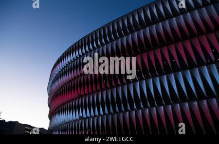 Vista esterna dello stadio San Mames fotografata al tramonto prima della partita di finale della Coppa del Rey tra Athletic Club e FC Barcelona il 24 gennaio 2024 a Bilbao, in Spagna. Foto di Victor Fraile / Power Sport Images Foto Stock