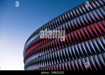 Vista esterna dello stadio San Mames fotografata al tramonto prima della partita di finale della Coppa del Rey tra Athletic Club e FC Barcelona il 24 gennaio 2024 a Bilbao, in Spagna. Foto di Victor Fraile / Power Sport Images Foto Stock