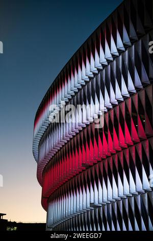 Vista esterna dello stadio San Mames fotografata al tramonto prima della partita di finale della Coppa del Rey tra Athletic Club e FC Barcelona il 24 gennaio 2024 a Bilbao, in Spagna. Foto di Victor Fraile / Power Sport Images Foto Stock