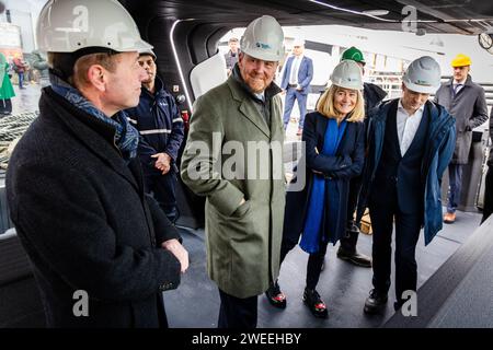 HARDINXVELD-GIESSENDAM - Re Willem-Alexander e Micky Adriaansens, Ministro uscente dell'economia, visitano il gruppo Holland Shipyards. Il cantiere costruisce navi elettriche e alimentate a idrogeno, tra le altre cose. La visita riguardava l'innovazione e la sostenibilità. Si è anche discusso della scarsità di personale adeguato. ANP JEFFREY GROENEWEG netherlands Out - belgium Out Foto Stock