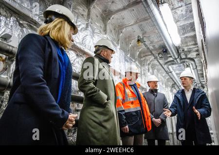 HARDINXVELD-GIESSENDAM - Re Willem-Alexander e Micky Adriaansens, Ministro uscente dell'economia, visitano il gruppo Holland Shipyards. Il cantiere costruisce navi elettriche e alimentate a idrogeno, tra le altre cose. La visita riguardava l'innovazione e la sostenibilità. Si è anche discusso della scarsità di personale adeguato. ANP JEFFREY GROENEWEG netherlands Out - belgium Out Foto Stock