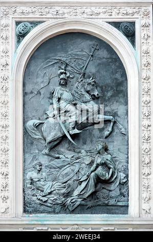 BAS Relief su una St. Basilica di Maria nella piazza principale di Cracovia in Polonia. Foto Stock