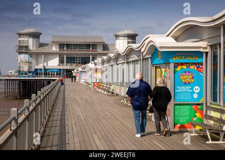 Regno Unito, Inghilterra, Somerset, Weston-super-Mare, visitatori sul Grand Pier Foto Stock