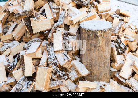 Un'ascia per spaccare la legna da ardere attaccata a un ceppo per tritare la legna. Foto Stock