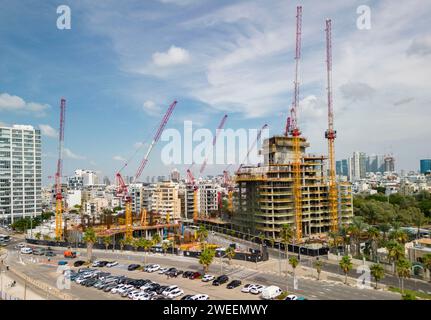 Tel Aviv-Yafo, Israele, 10 ottobre 2023. Il processo di costruzione di un complesso alberghiero sull'argine di Tel Aviv. Sullo sfondo di grattacieli. Foto di alta qualità Foto Stock