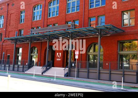 ADOBE (Adobe Systems Incorporated) Building. Costruito nel 1905 (il Baker and Hamilton Building) situato al 601 di Townsend Street, San Francisco, California Foto Stock