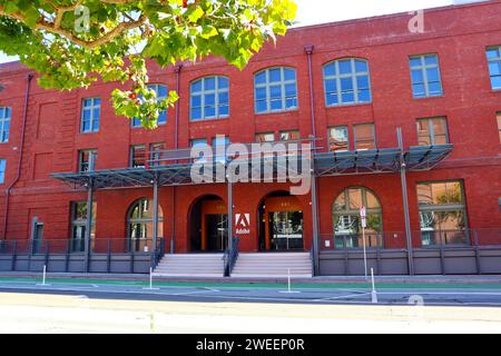 ADOBE (Adobe Systems Incorporated) Building. Costruito nel 1905 (il Baker and Hamilton Building) situato al 601 di Townsend Street, San Francisco, California Foto Stock